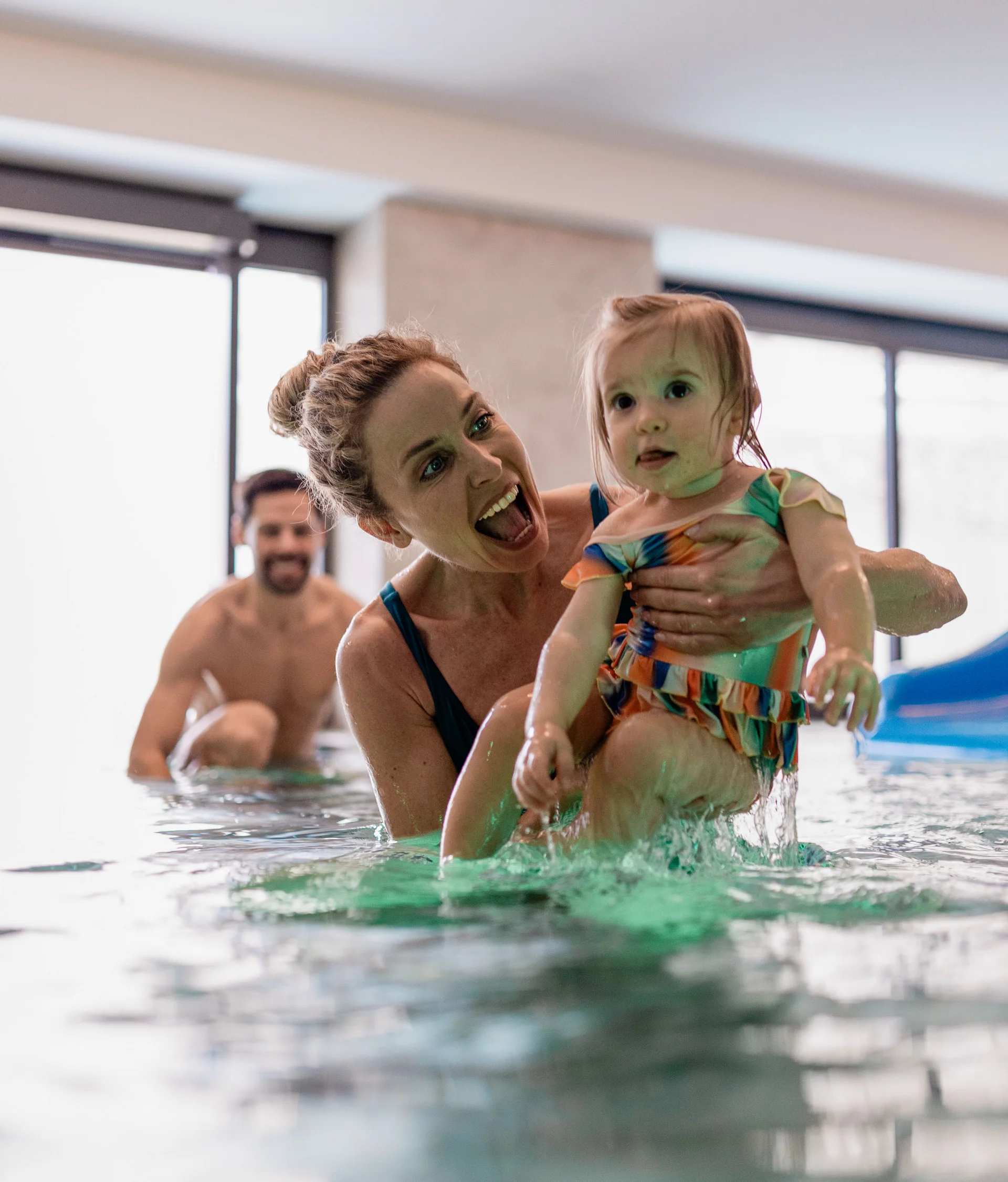 Elgus: hotel a San Giacomo, a Brentonico Famiglia che gioca e si diverte in piscina coperta